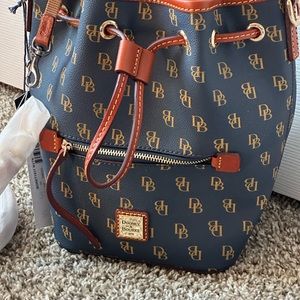 DOONEY & BURKE PETITE SIGNATURE BUCKET BAG - NEW -